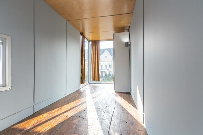 Building Photo - Full room in 6-bed/6.0-bath Home