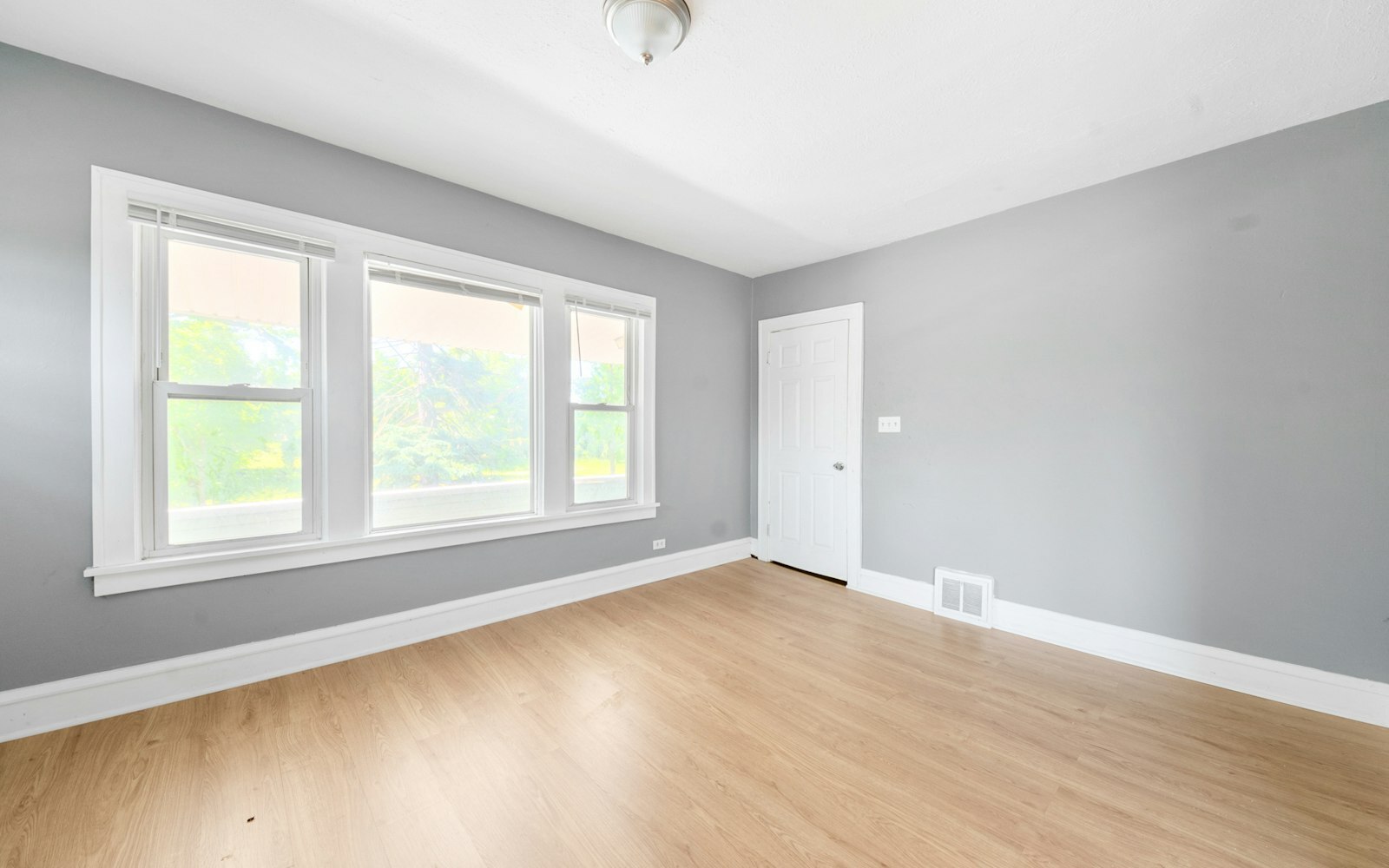13617 Glenside Rd Cleveland, OH 44110 – photo 3