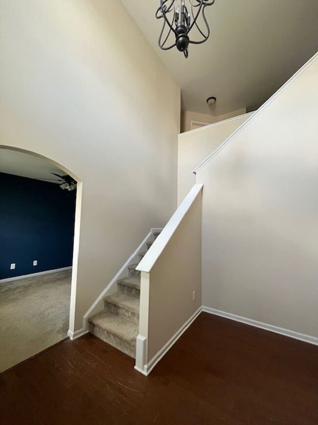 Foto del edificio - 124 Long Pond Dr