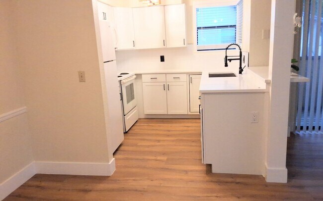 Foto del edificio - 1/1 Second Floor Remodeled Condo X Rent In...