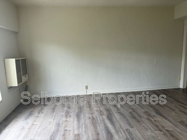 Building Photo - 2501 Ivy Dr