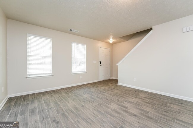 Foto del edificio - 4310 Chestnut Lake Ave