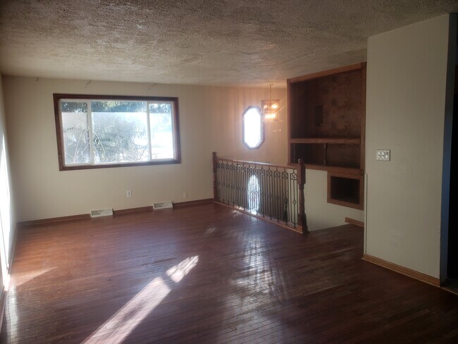 Building Photo - 817 Iroquois Ave