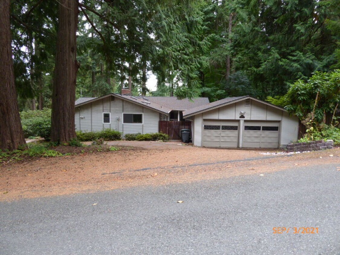 Primary Photo - Charming 4 Bed 2.5 Bath + Den Rambler in S...