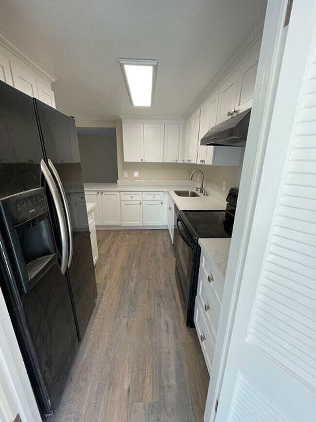 Building Photo - Remodeled Newark Lake Area 4 bedroom Gem N...