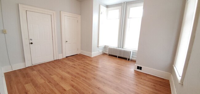 Foto del edificio - 332 S Webster Ave