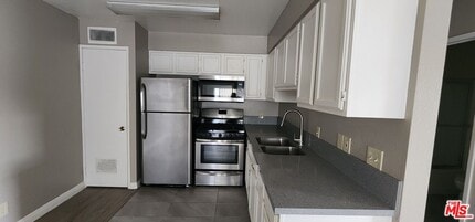 Building Photo - 820 S St Andrews Pl