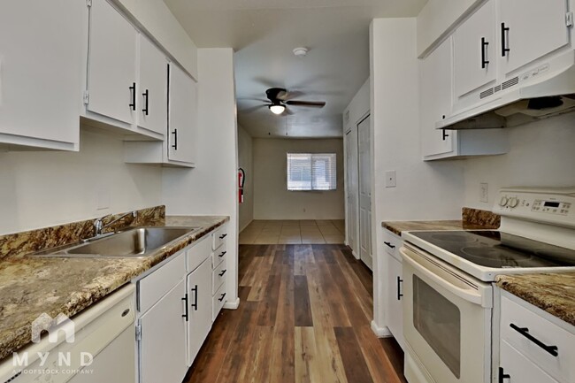 Building Photo - 6657 W Ocotillo Rd