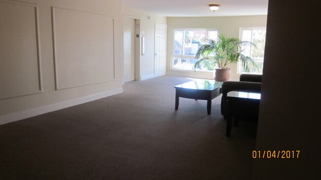 Building Photo - HILLCREST - 1 BED / 1 BATH TOP FLOOR CONDO.