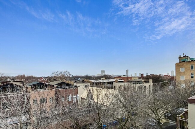 Foto del edificio - 1328 W Belmont Ave