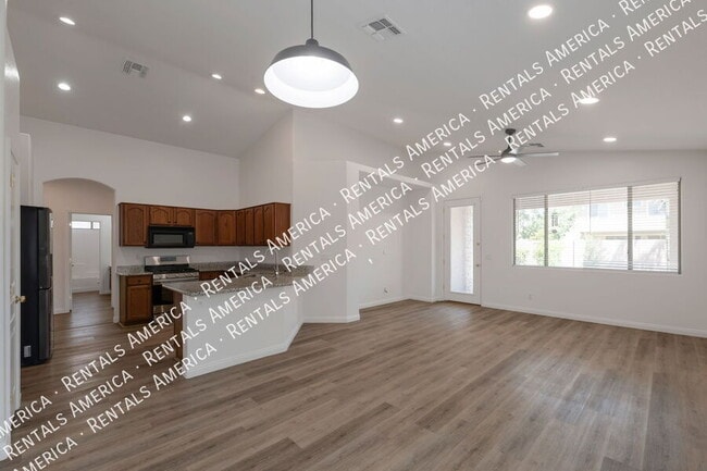 Building Photo - 1280 E Redwood Dr