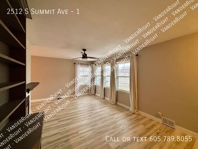Building Photo - 2512 S Summit Ave