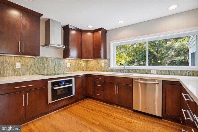 Foto del edificio - 6139 Tompkins Dr