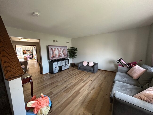 Sala de estar - 2711 Albany Ct