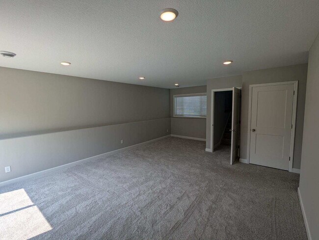 Foto del edificio - "Spacious 4-Bedroom Gem with 3 Full Baths and Nearly 2,000 Sq Ft of Comfort in Waverly!"