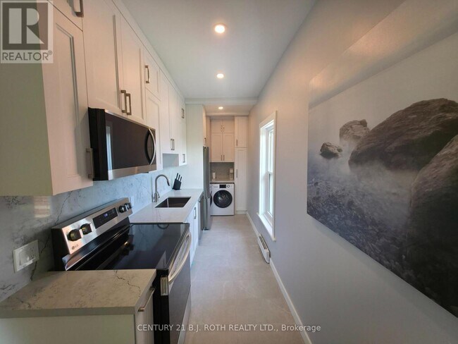 Building Photo - 82 Albert St N