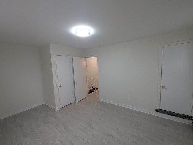 Building Photo - Beautiful Twin - Bells Corner