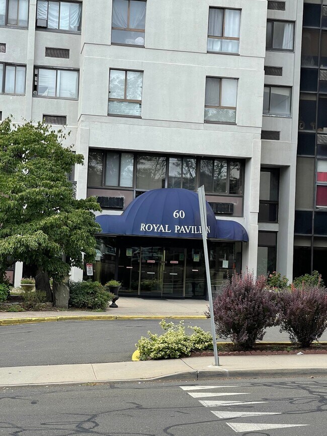 Foto del edificio - 60 Strawberry Hill Ave
