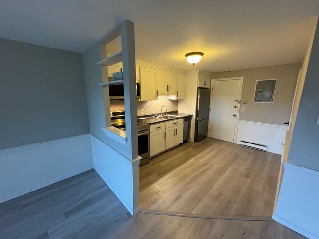 Building Photo - Freshly Updated 1 Bedroom Newburyport Cond...