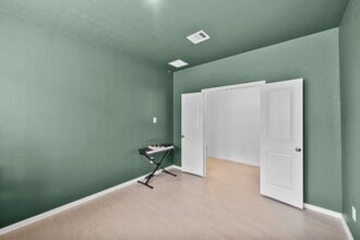 Building Photo - 807 Heaven Dr