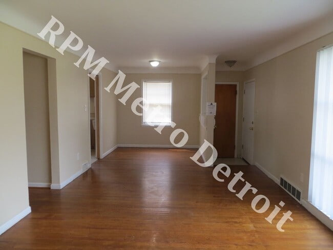 Building Photo - MOVE RIGHT IN. FOUR BEDROOM BRICK RANCH