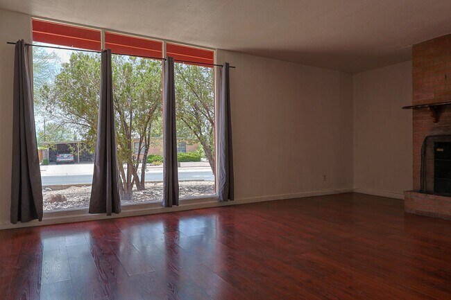 Building Photo - 618 N Medford Dr