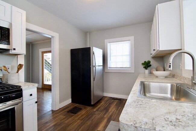 Building Photo - 16 Russell Rd