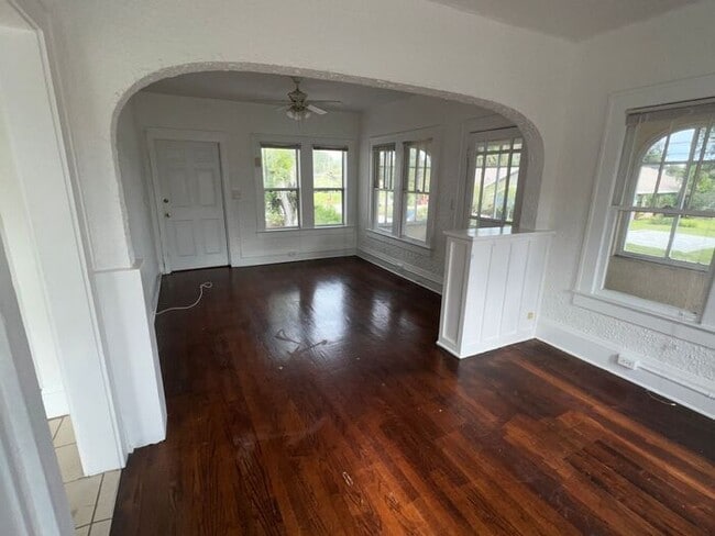 Foto del edificio - Two bedroom one bath second-floor apartment featuring a huge balcony!