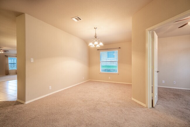 Foto del edificio - Beautiful and Immaculate 4 Bedroom, 2 Bath...