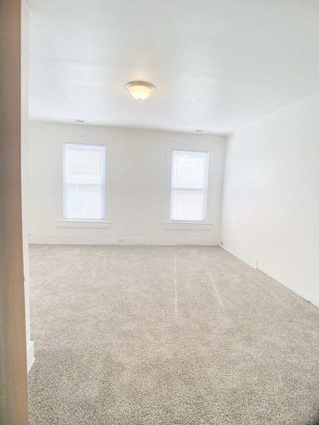 Building Photo - 307 Elm St