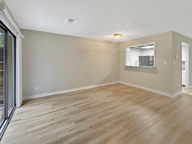 Foto del edificio - Charming 2 Bed 1.5 Bath Townhouse in Oakwood!