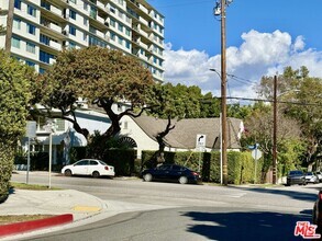 Building Photo - 804 N Doheny Dr