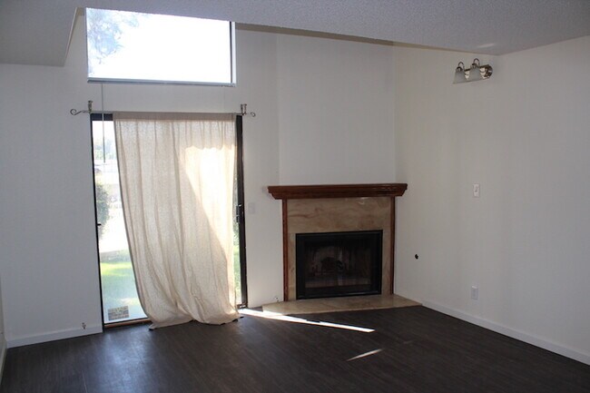 Building Photo - Gorgeous 3 bedroom 3 bath Home for Rent