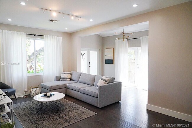 Foto del edificio - 513 SW 18th Ct