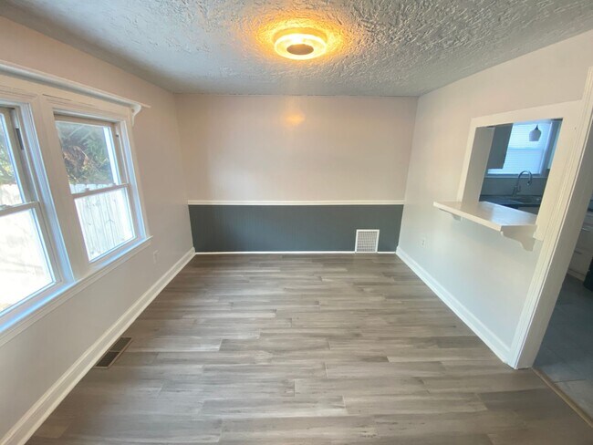 Foto del edificio - Charming 2 Bedroom, 1 Bath Home in West York Schools!!