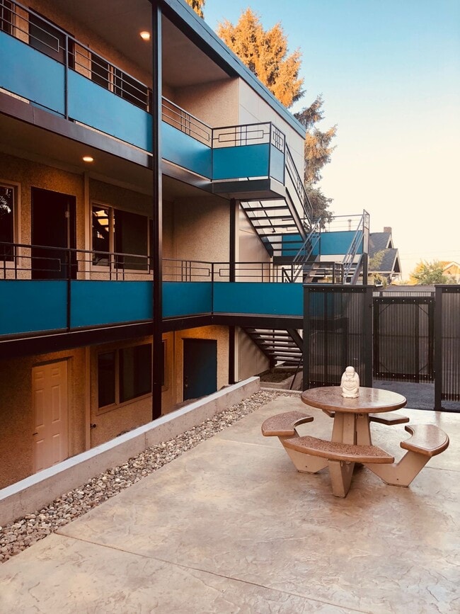 Building Photo - Second Floor 2bed/1bath Apartment in Green...