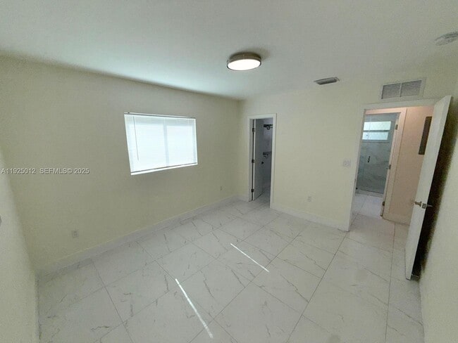 Foto del edificio - 335 NW 32nd St