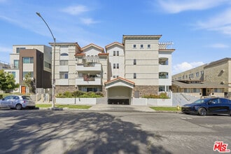 Building Photo - 4733 Elmwood Ave