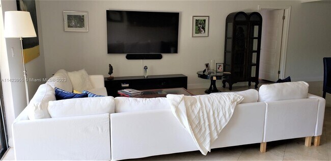 Foto del edificio - 161 Crandon Blvd