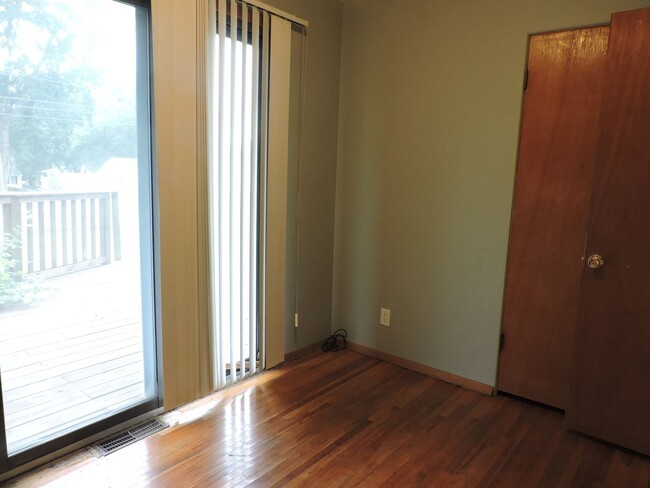 Building Photo - 3 bedroom, 1 1/2 bath house