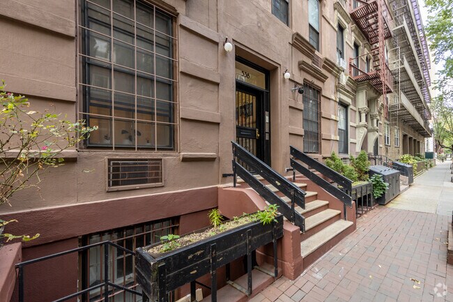 Entrance - 538 E 89th St