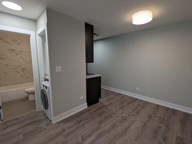 Building Photo - 456 W Barry Ave