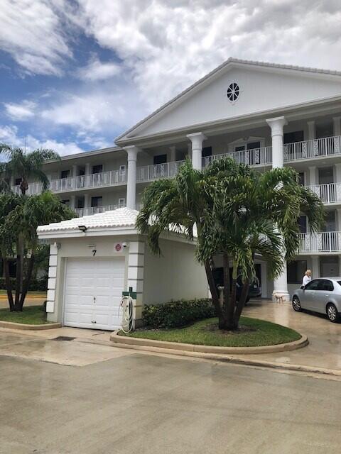 Foto principal - 2811 Village Blvd