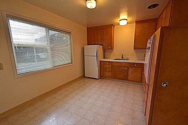 Foto del edificio - NEW LISTING! Walk 1 Block To Downtown! LG. 1 BR/1BA, Hdwd Flrs,Big Walk-In Closet!
