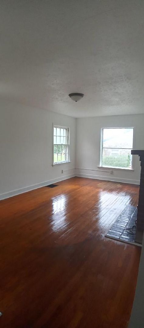 Building Photo - 3 Bedroom 1 Bath Available to Rent for $1,...