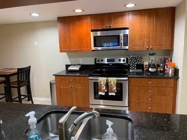 Building Photo - 950 Lavers Cir