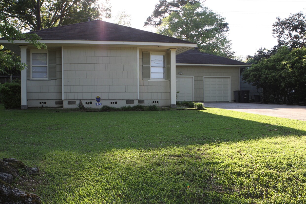 Front view - 1074 Country Club Drive