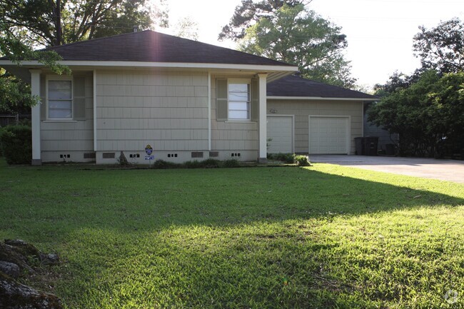 Building Photo - 1074 Country Club Drive