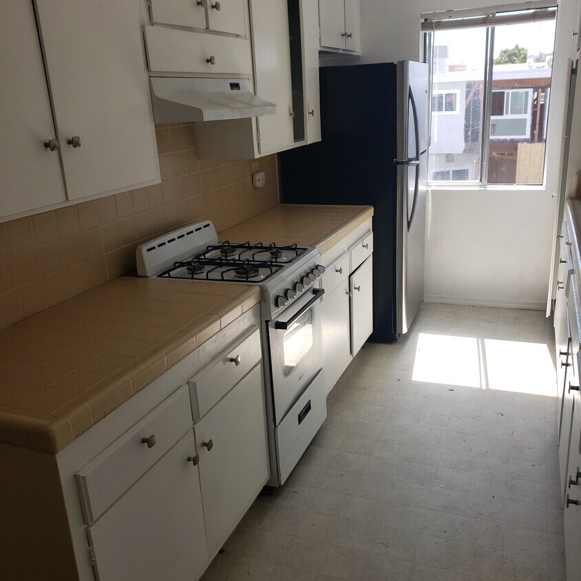 Kitchen 1 - 1343 N Curson Ave