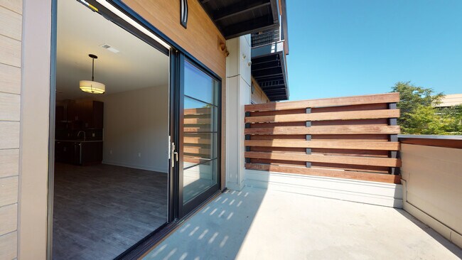 Foto del edificio - 142 Social: Luxury 1 & 2 bedroom apartments with private outdoor space and covered, secured parking.